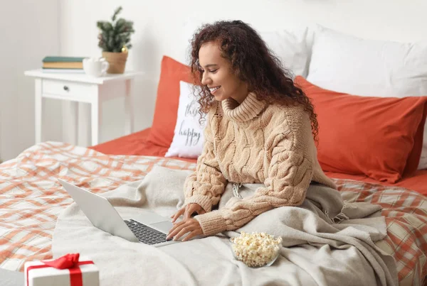 Young African American Woman Warm Sweater Using Laptop Christmas Eve — Stock Photo, Image