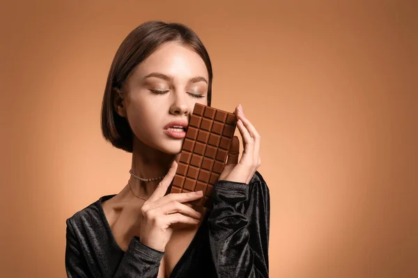 Hermosa Mujer Con Chocolate Dulce Fondo Color — Foto de Stock