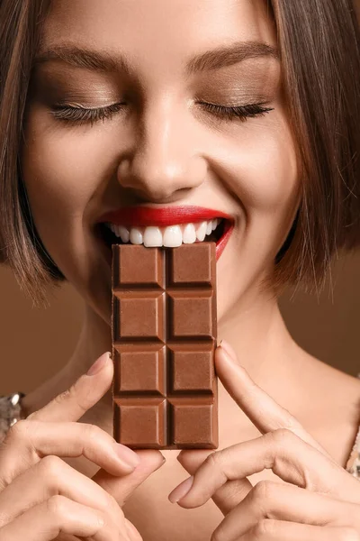 Renkli Çikolatalı Güzel Bir Kadın — Stok fotoğraf
