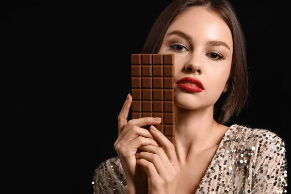 Schöne Frau Mit Süßer Schokolade Auf Dunklem Hintergrund — Stockfoto