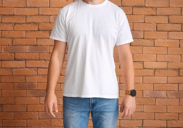 Schöner Mann Weißem Shirt Auf Backstein Hintergrund — Stockfoto