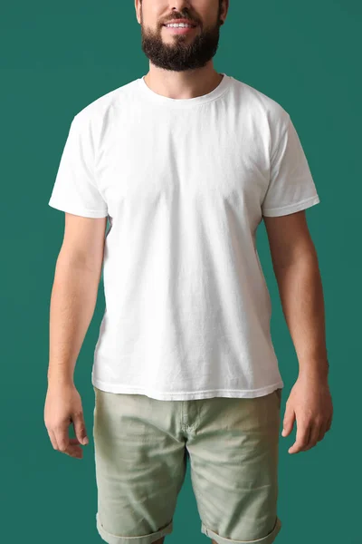 Schöner Mann Weißen Shirt Auf Grünem Hintergrund — Stockfoto