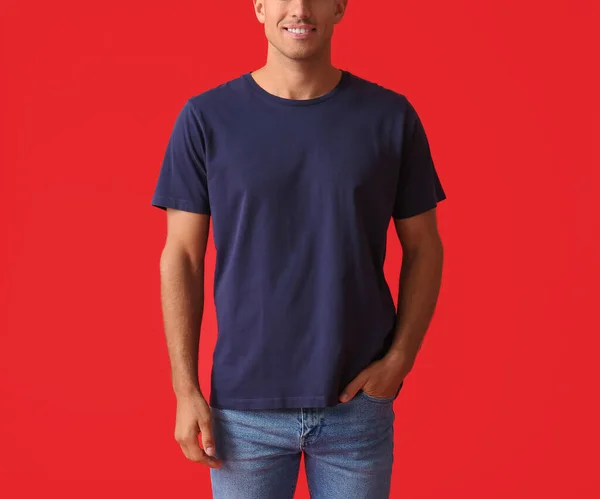 Schöner Junger Mann Stylischem Shirt Auf Farbigem Hintergrund — Stockfoto