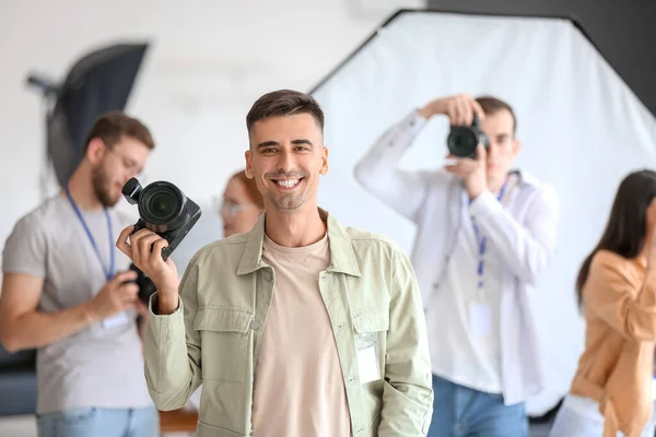 Fotógrafo Masculino Durante Aulas Estúdio — Fotografia de Stock