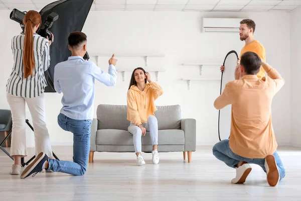 Young Photographers Taking Picture Model Studio — Stock Photo, Image