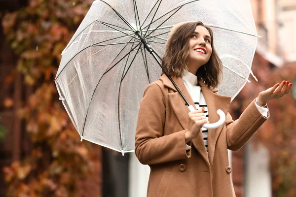 Lycklig Kvinna Med Paraply Regnig Höstdag — Stockfoto