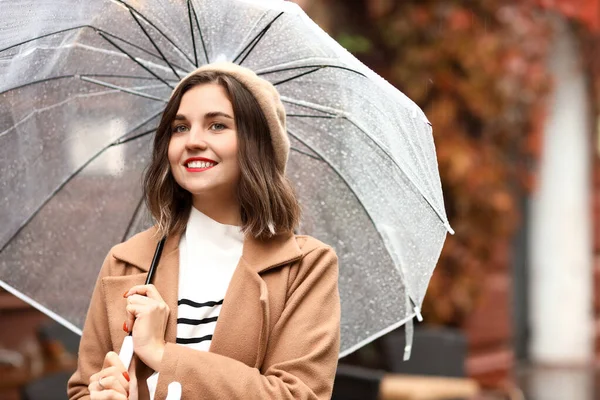 Ung Modern Kvinna Med Paraply Stadens Gata — Stockfoto