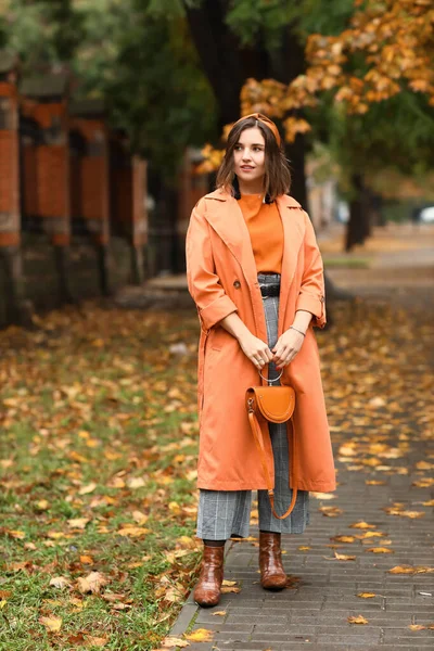 Young Fashionable Woman Wearing Coat Autumn Day — Stockfoto