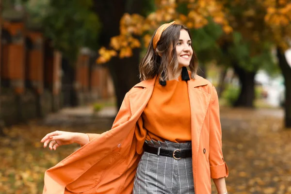 Bella Donna Alla Moda Strada Città Autunno — Foto Stock