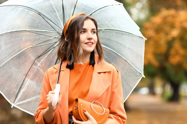 Porträt Einer Schönen Frau Mit Regenschirm Und Stilvoller Handtasche Freien — Stockfoto