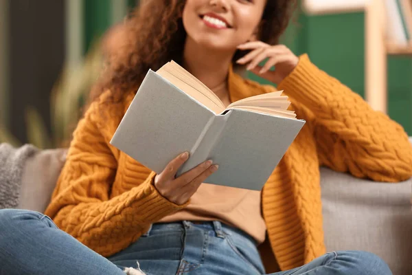 Young African American Woman Reading Book Sofa Home Closeup — Stock Photo, Image