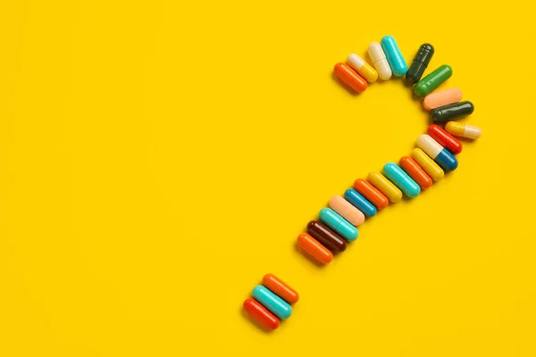 Question Mark Made Capsules Yellow Background — Stock Photo, Image