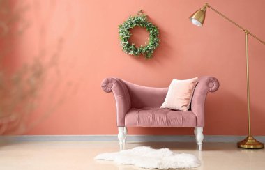 Odanın içinde ökseotu çelengi ve lambasıyla şık rahat bir koltuk.