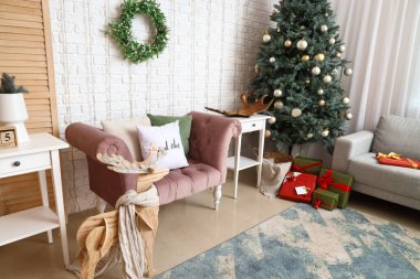 Pembe koltuğu, Noel ağacı ve parıldayan ışıkları olan şık bir oturma odası.