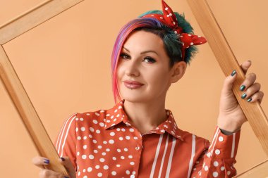 Sıradışı saçları ve renk arkaplanı olan güzel kadın.