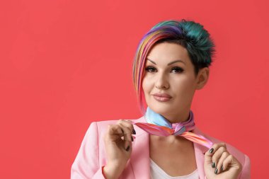 Renkli arka planda sıradışı saçları olan güzel bir kadın.