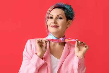 Renkli arka planda sıradışı saçları olan güzel bir kadın.