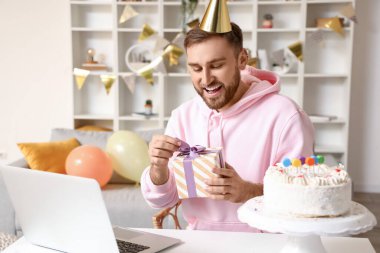 Mutlu adam Coronavirüs salgınından dolayı doğum gününü evde kutluyor.