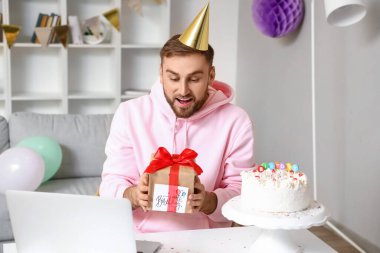 Mutlu adam Coronavirüs salgınından dolayı doğum gününü evde kutluyor.