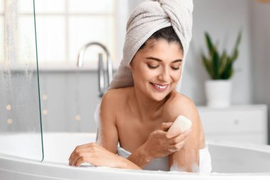 Güzel genç bayan evde banyo yapıyor.