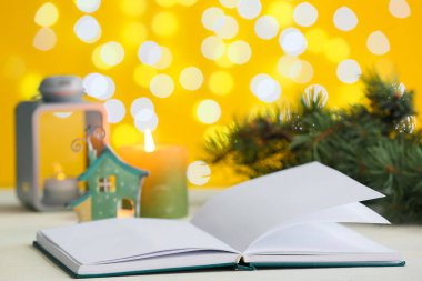 Bulanık ışıklara karşı kitap masada. Noel hikayesi