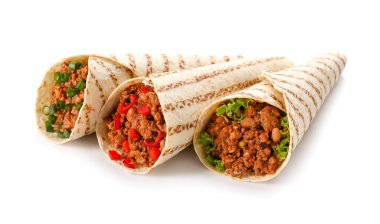 Beyaz arka planda farklı lezzetli dürümler