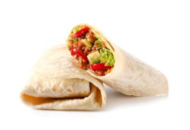 Beyaz arkaplanda lezzetli kesilmiş burrito