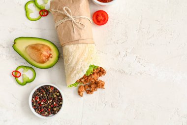 Hafif arkaplanda lezzetli burrito ve baharatlar