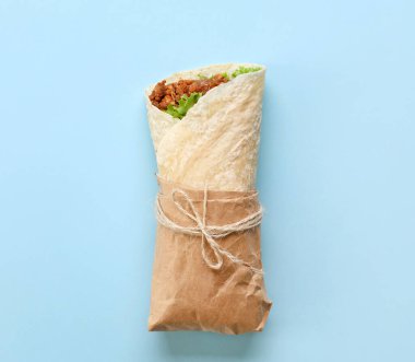 Mavi arka planda lezzetli burrito