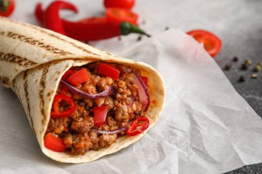 Masada lezzetli dürüm, yakın plan.