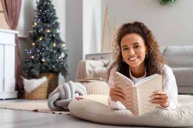 Evde ilginç kitaplar okuyan güzel bir genç bayan.