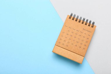 Renk arkaplanındaki küçük el sanatları takvimi