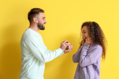 Genç bir adam kız arkadaşına evlenme teklif ediyor.