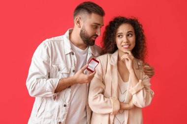 Genç bir adam kız arkadaşına evlenme teklif ediyor.