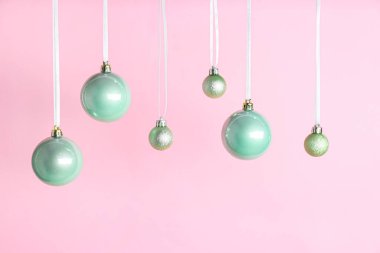 Pembe arka planda farklı Noel topları