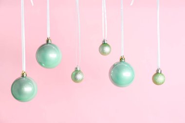 Pembe arka planda farklı Noel topları