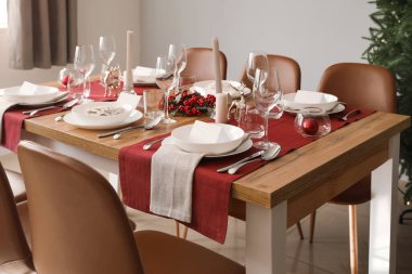 Noel kutlaması için yemek odasında şenlik masası.