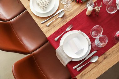 Noel kutlaması için yemek odasında şenlik masası.