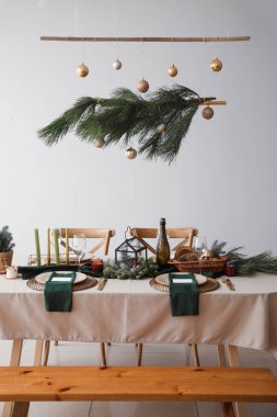 Noel kutlaması için yemek odasında şenlik masası.