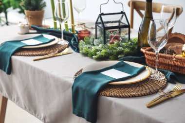 Noel kutlaması için yemek odasında şenlik masası.