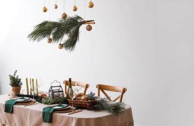 Noel kutlaması için yemek odasında şenlik masası.