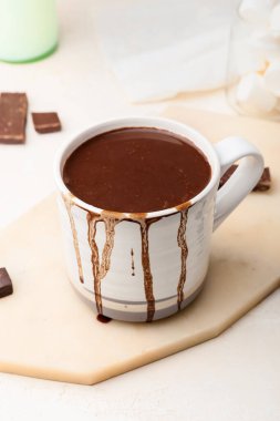 Beyaz arka planda bir fincan doğal sıcak çikolata.