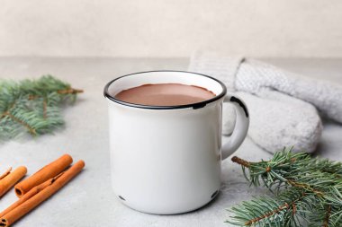 Hafif arka planda bir fincan doğal sıcak çikolata.