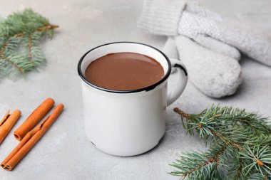 Hafif arka planda bir fincan doğal sıcak çikolata.