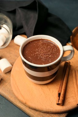 Siyah arka planda lokum olan bir fincan doğal sıcak çikolata.