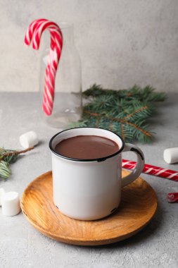 Hafif arka planda bir fincan doğal sıcak çikolata.