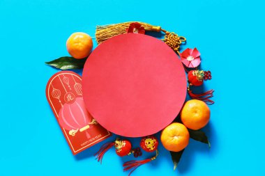 Renkli arka planda Çince sembolleri olan boş bir kart. Yeni yıl kutlaması