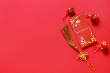 Üzerinde Çin sembolleri olan kırmızı bir zarf. Yeni yıl kutlaması