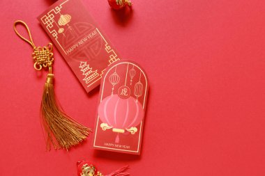 Renkli arka planda kırmızı zarflar. Yeni yıl kutlaması
