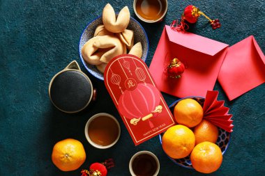 Koyu arkaplanda Çince semboller olan kırmızı zarflar. Yeni yıl kutlaması